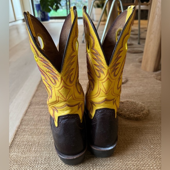 Like New Genuine Leather Ariat Western Boots Men’s size 8.5 in Yellow + Brown - Picture 10 of 11